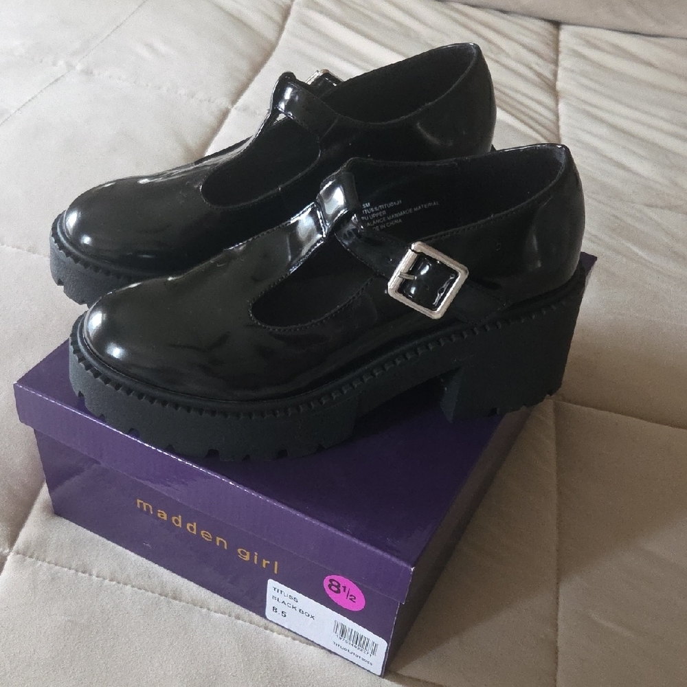 Madden Girl Girls' Black Patent T-Strap Chunky Mary Jane Shoes - Picture 2 of 5